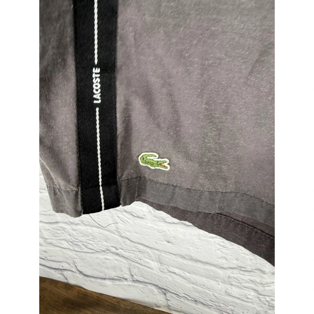 Lacoste no visible